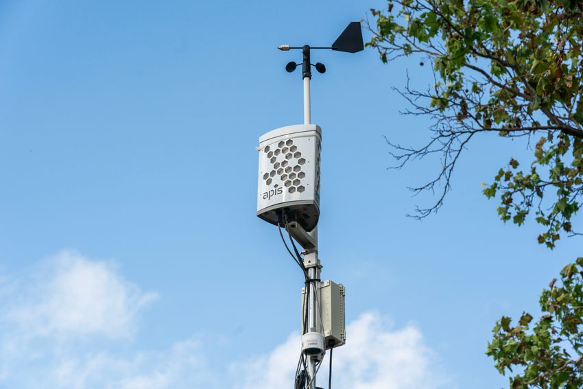 An air quality monitor in a neighborhood in Galena Park. Organizers at Air Alliance Houston worked to install their own community air monitoring network because of frustrations with the public data provided by the Texas Commission on Environmental Quality’s network.  

Un monitor de calidad del aire en un barrio de Galena Park, en el área del canal de navegación. Los organizadores de Air Alliance Houston trabajaron para instalar su propia red comunitaria de monitoreo del aire ante la frustración que les producían los datos públicos proporcionados por la Comisión de Calidad Ambiental de Texas.

An air quality monitor is seen in a neighborhood on Saturday October 28, 2023 in Galena Park, TX
