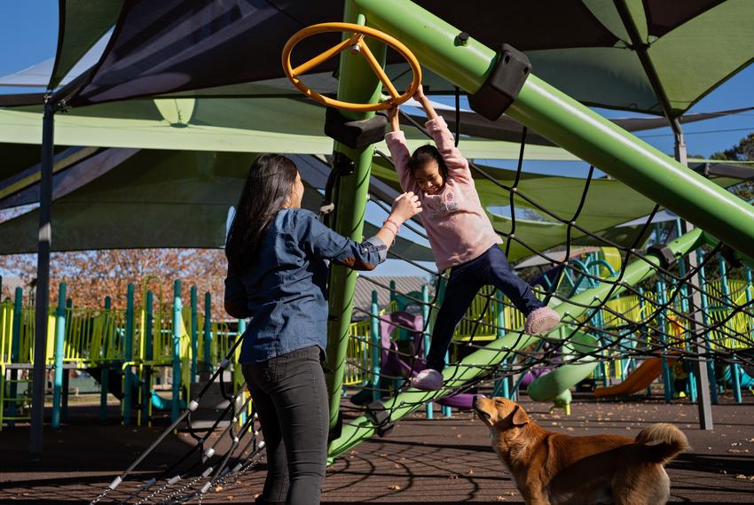 Heidy Garcia plays with Tiana Cruz at the North Shore Rotary Park in Cloverleaf. The small parks nestled in the neighborhood are some of the community’s few gathering spots. 

Heidy García juega con Tiana Cruz en el North Shore Rotary Park de Cloverleaf. Los pequeños parques del vecindario son algunos de los pocos puntos de encuentro de la comunidad.

On November 10, 2023, Heidy Garcia, 16, left, plays with Tiana Cruz, 7, right, at the North Shore Rotary Park in Cloverleaf, Texas.