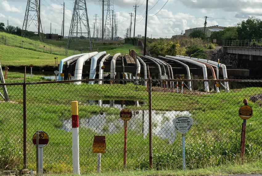 
Gas pipelines near the Houston Ship Channel in Pasadena. In nearby communities, locals say the air often smells like rotten eggs, nail polish or burning tires.

Gasoductos cerca del Canal de Navegación de Houston en Pasadena. En las comunidades cercanas, los vecinos dicen que el aire con frecuencia huele a huevo podrido, esmalte de uñas o llantas quemadas.

Gas pipelines from a refinery plant are seen near Houston Ship Channel on Saturday October 28, 2023 in Pasadena, TX
